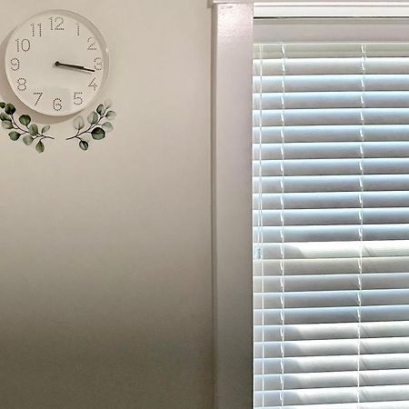 וונקובר 2Br 1.5Ba Full Kitchen Private Guest House - Free Parking - Central Location מראה חיצוני תמונה