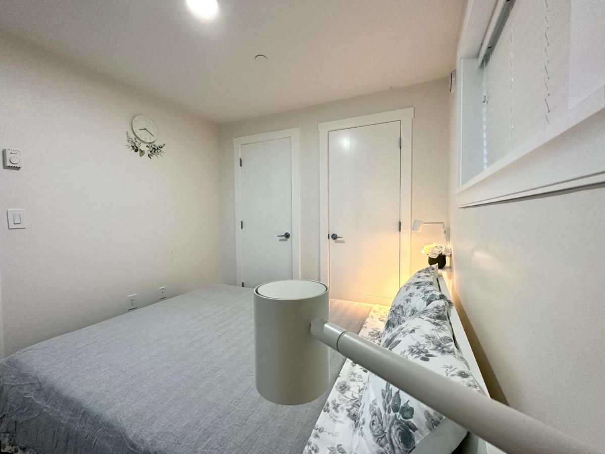 וונקובר 2Br 1.5Ba Full Kitchen Private Guest House - Free Parking - Central Location מראה חיצוני תמונה