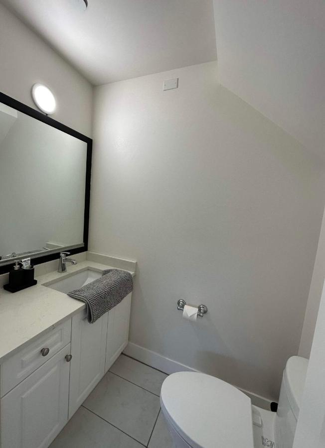 וונקובר 2Br 1.5Ba Full Kitchen Private Guest House - Free Parking - Central Location מראה חיצוני תמונה