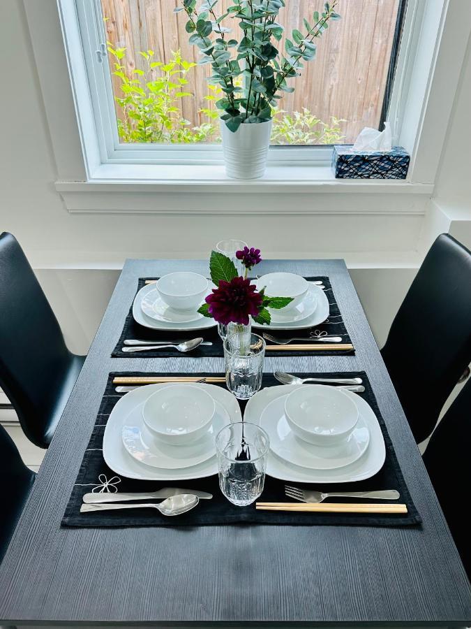 וונקובר 2Br 1.5Ba Full Kitchen Private Guest House - Free Parking - Central Location מראה חיצוני תמונה